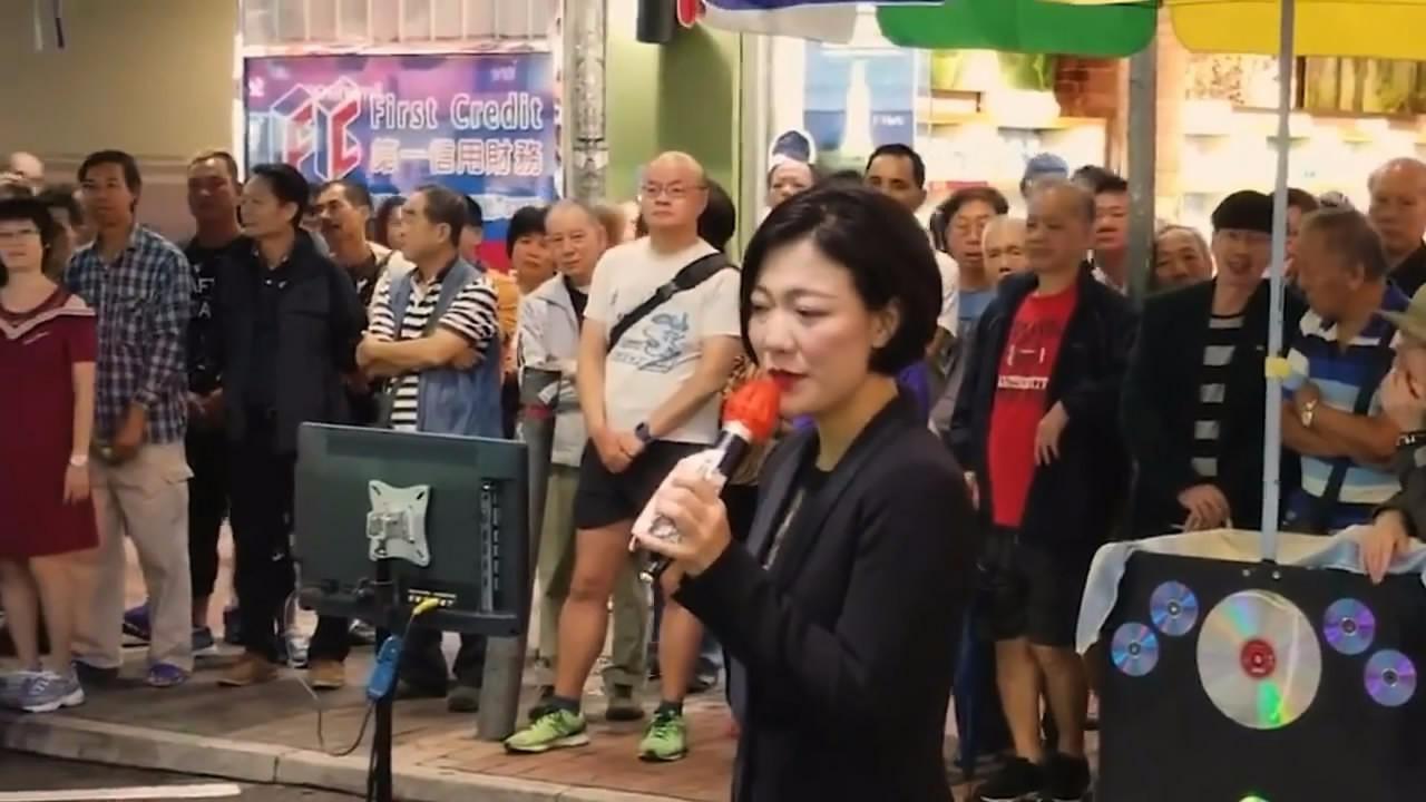 香港旺角小龙女演唱《真的好想你》,甜美嗓音让人沉醉