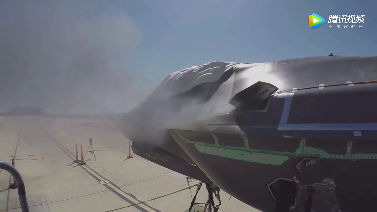 b2隐形轰炸机正投弹,三枚炸弹卡住了!