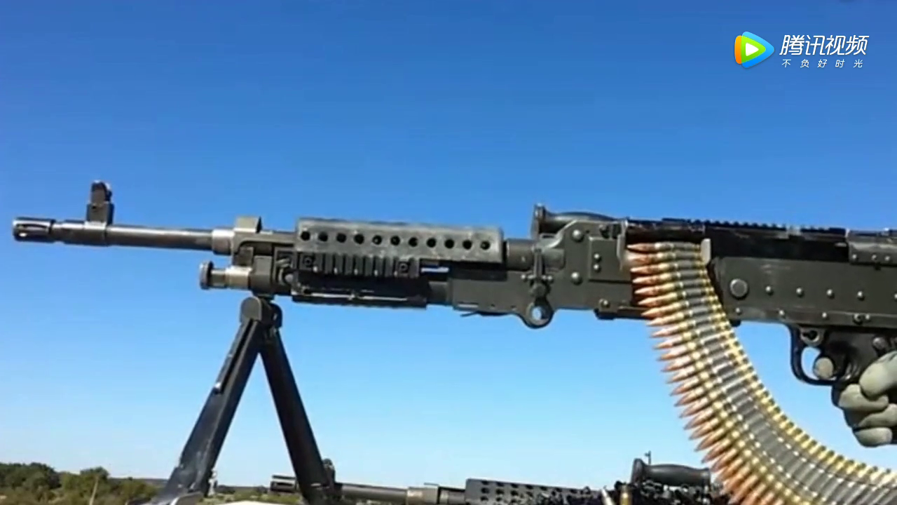 使用弹链供弹持续射击的轻机枪,密密麻麻的子弹啊