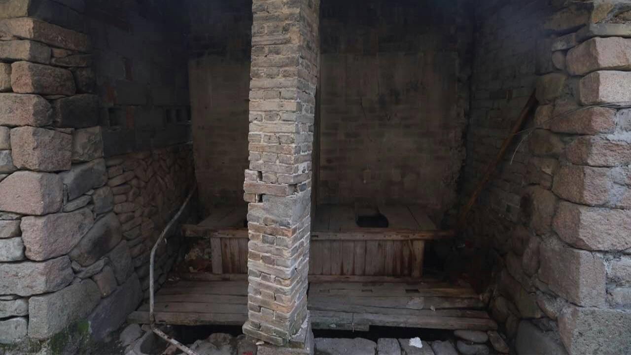 手机掉茅坑里,为什么千万不能去捡?看完转告农村小伙伴