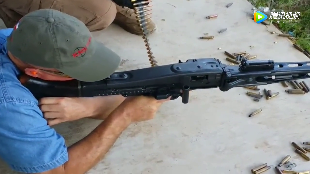 二战最厉害的重机枪mg42,能把枪声打成电锯声"呲呲呲"的