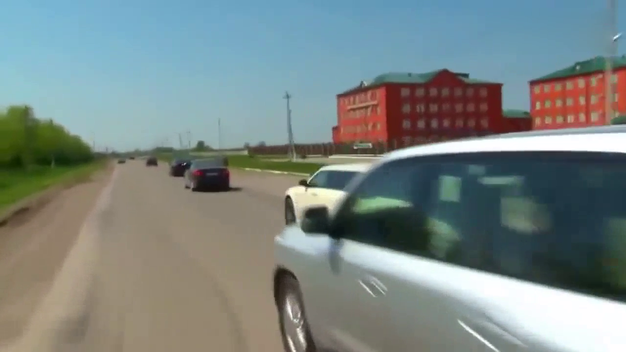 四平青年东北黑社会大哥出狱,小弟们开着豪车