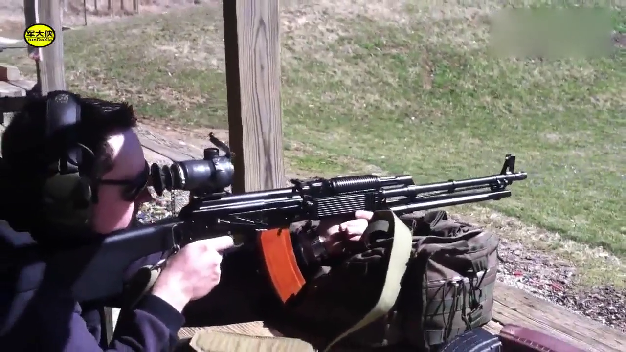 可靠性极高的rpks-74m轻机枪,配备瞄准镜靶场射击实测!