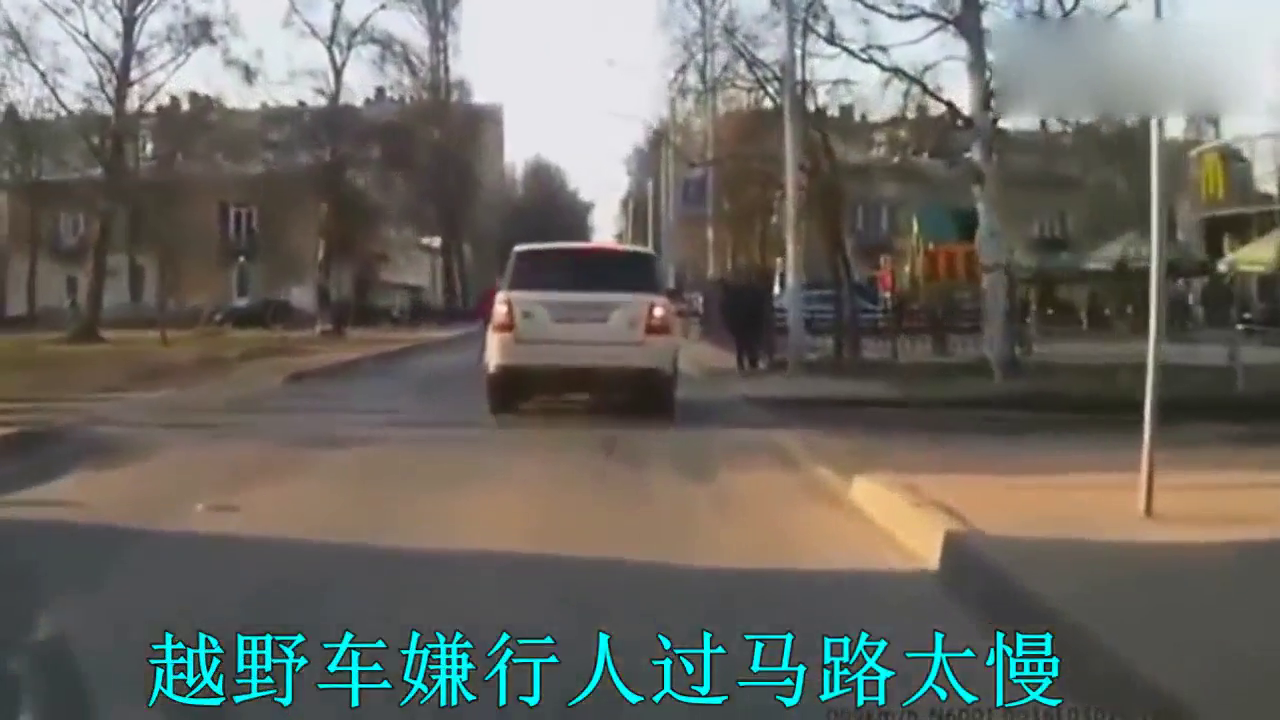 女子让孩子在公交上练吊环,司机阻止被怒怼:天