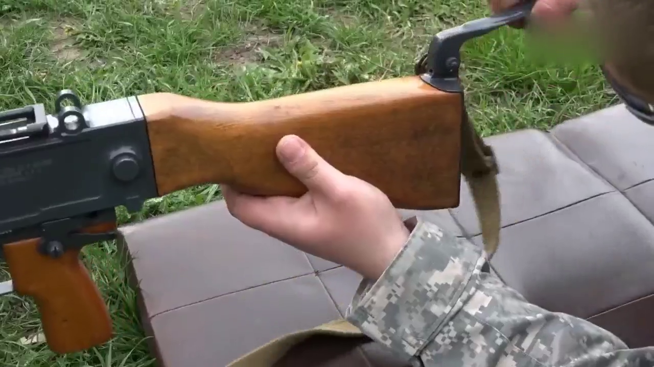 捷克vz59式通用机枪,威力没得说,这上膛方式也太特殊了!