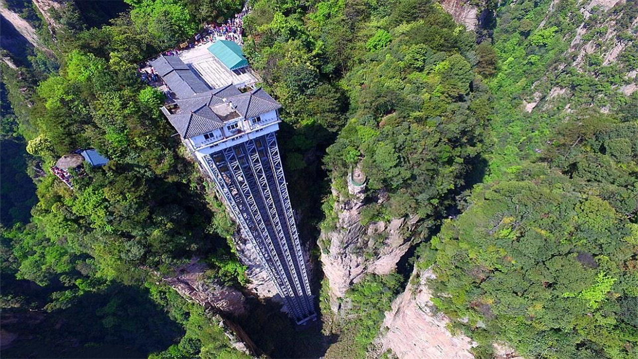 中国这部天梯有着百龙天梯的美誉更是荣获吉尼斯世界纪录