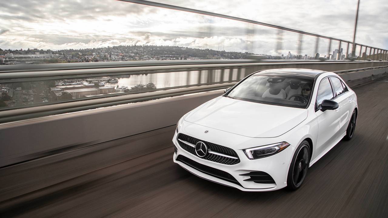 国外媒体试驾新款奔驰a-class:质感好,内饰漂亮,但选装有点贵