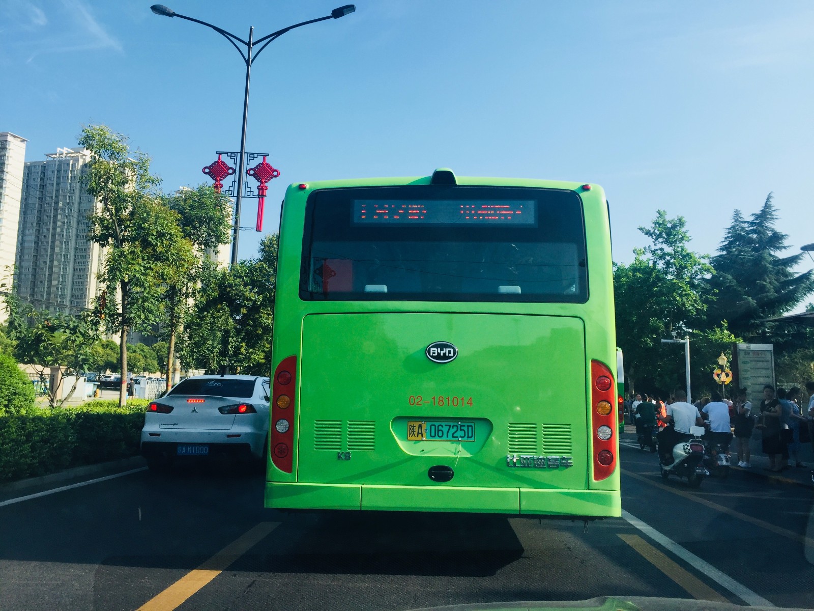 西安街头出现黄绿相间牌照公交车多数市民不知晓什么情况