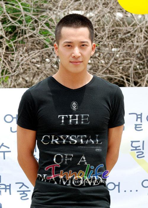 最近娱乐圈流行剃平头,杨洋剃平头了,宋仲基也剃了