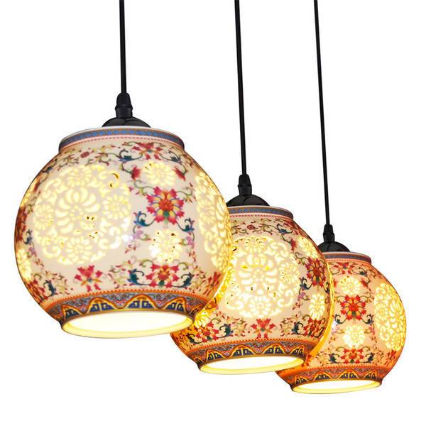 剪纸,纸扎,刺缝等工艺,在中国古代制作的灯彩中,以宫灯和纱灯最为著名