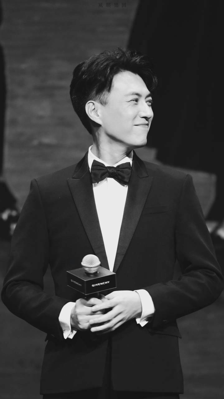 靳东后台梳妆照曝光,网友:帅到让人窒息!