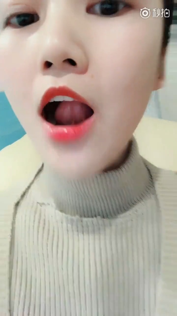 这舌头也太长太灵活了吧