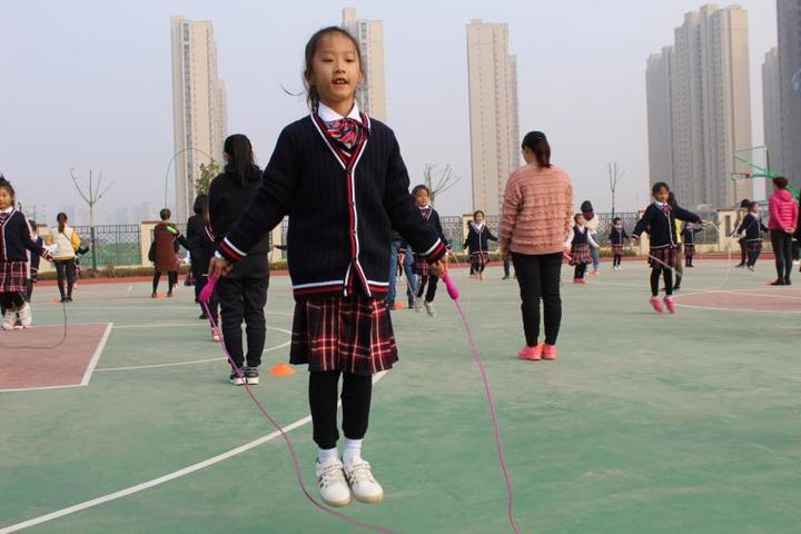 一分钟跳绳看谁的脚尖更精彩