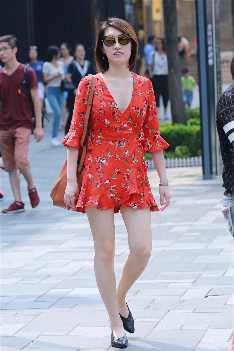 路人街拍大红色深v领连衣裙美女墨镜一戴很是潇洒