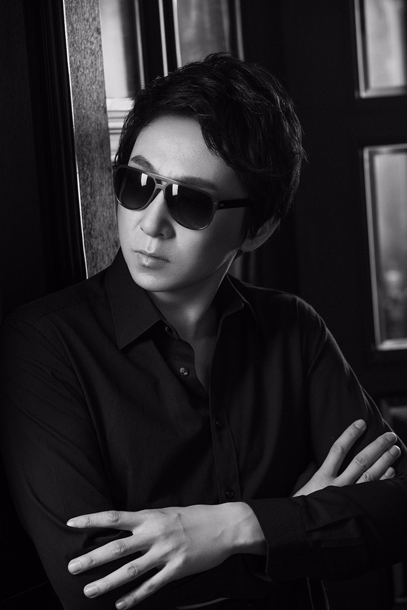 苏可戴墨镜黑白风儒雅有味道 演绎《大明皇妃》"于谦