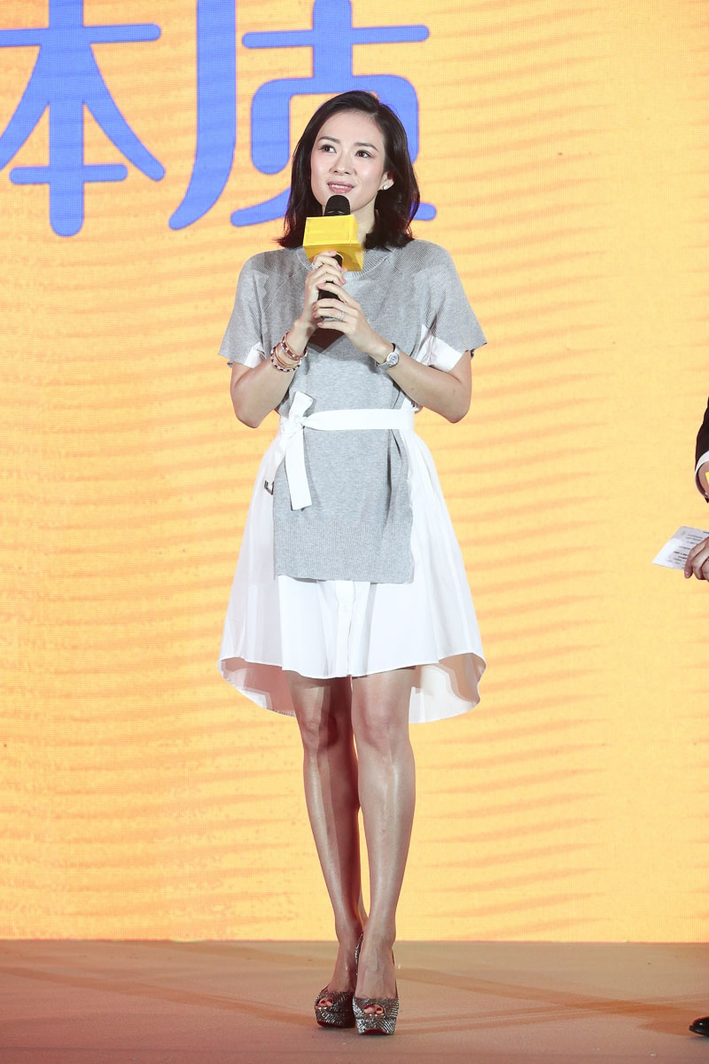 39岁章子怡明艳动人,少女裙嫩回18岁,泡奶的样子好有母爱