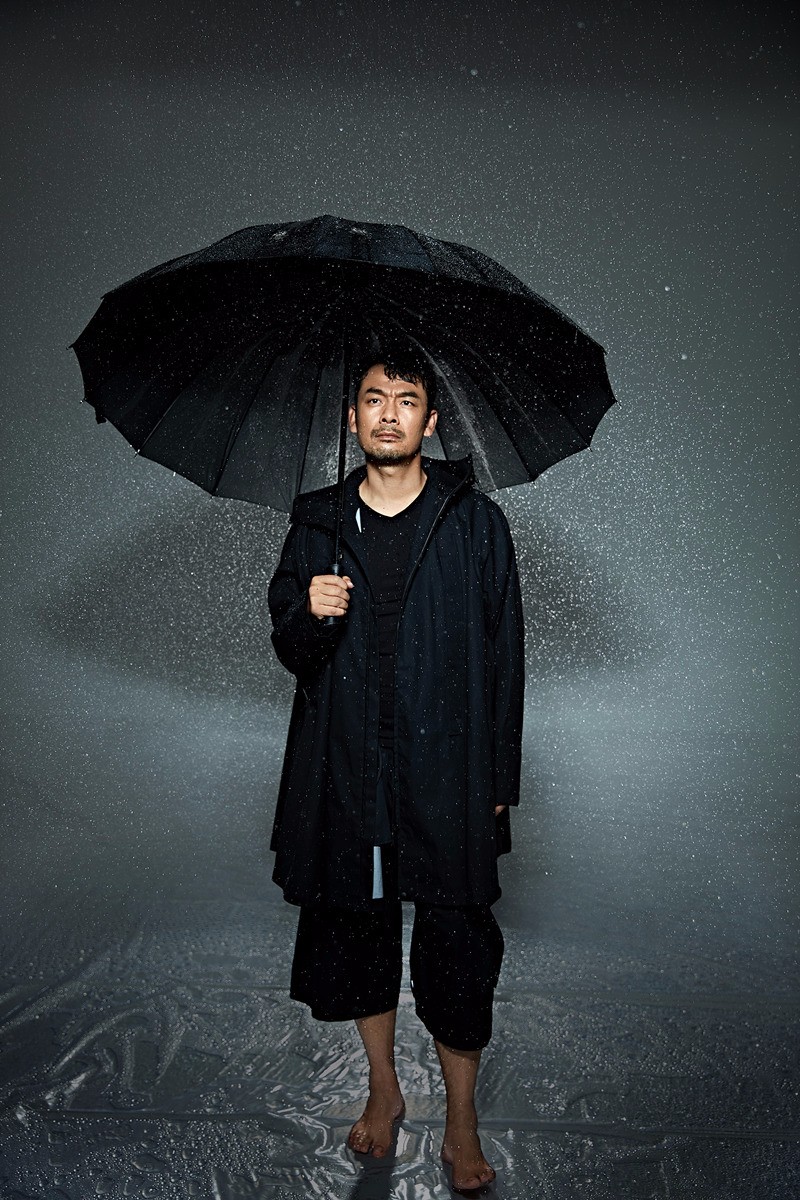 宋佳伦雨中大片曝光演绎忧伤孤独行者组图