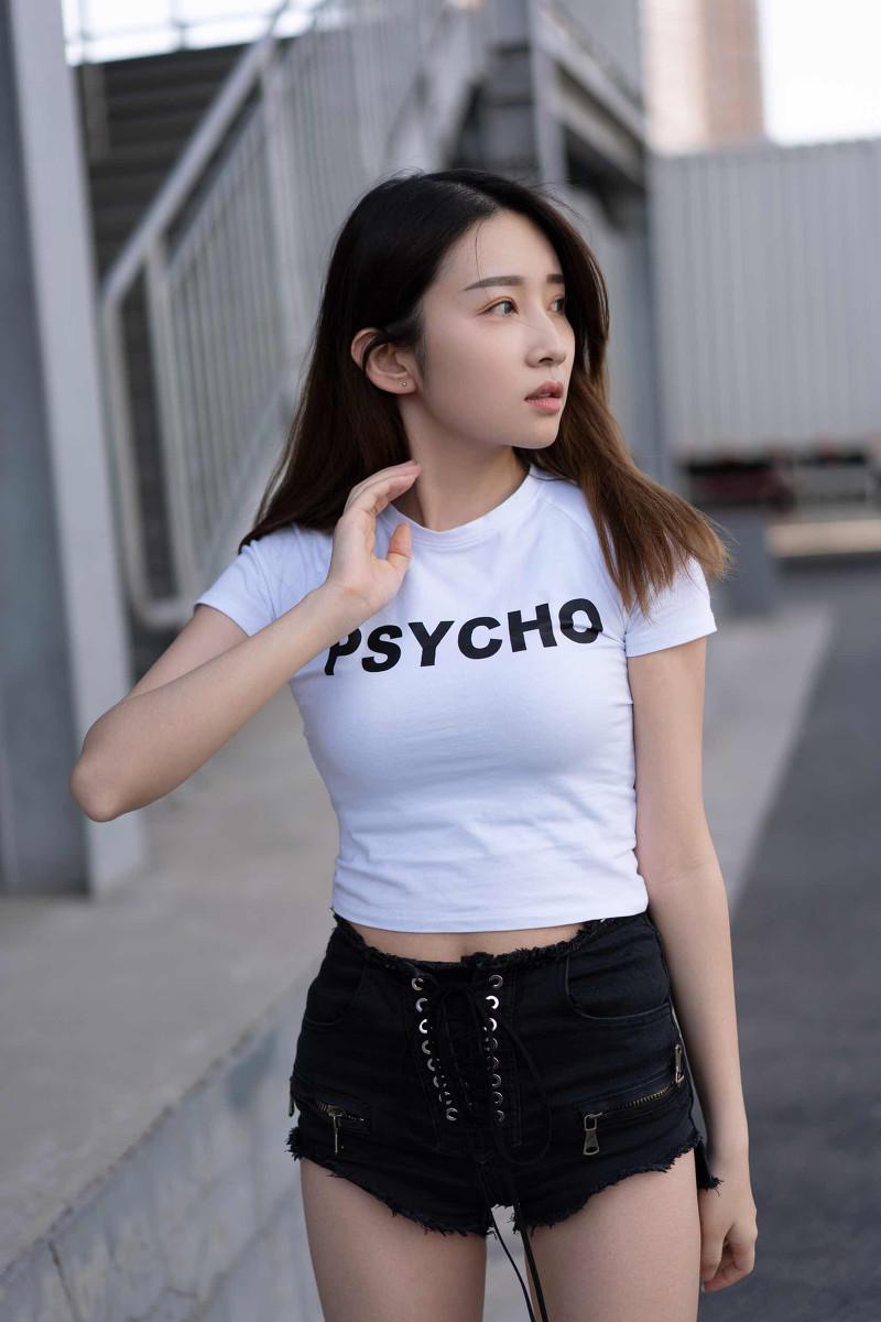 绑带机车热裤呼之欲出的魅力这个美女有点酷