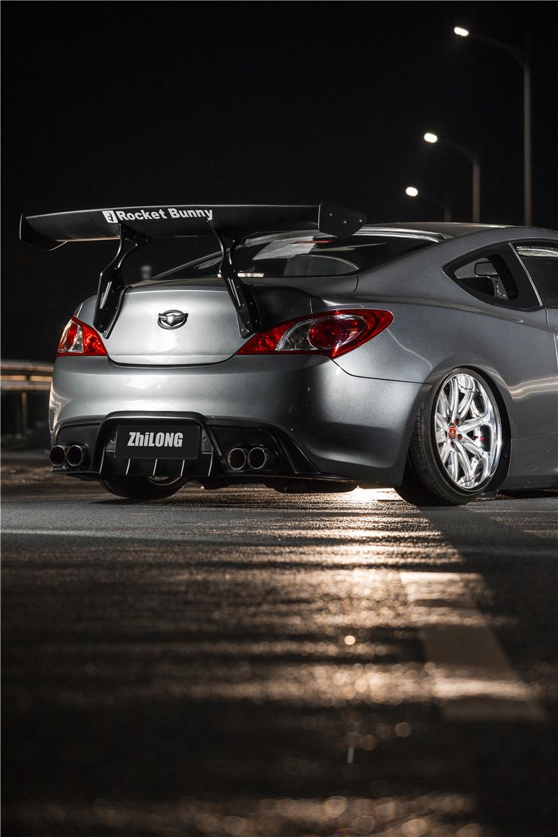 劳恩斯酷派打造迷人的姿态,看着那性感的"大屁股"真是口水直流!