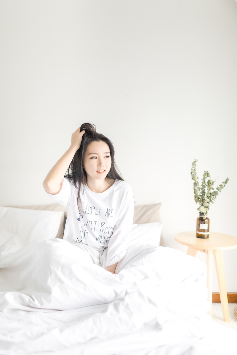 分享摄影美图卷发白皙美女居家写真干净清新