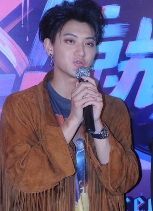 黄子韬与罗志祥"咬耳朵"大卧蚕抢镜,易烊千玺颓废风似日漫男主