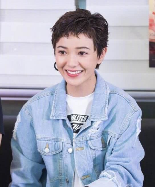 郭采洁又换发型了!一头短卷发秒变"90年代港星",美到不敢认