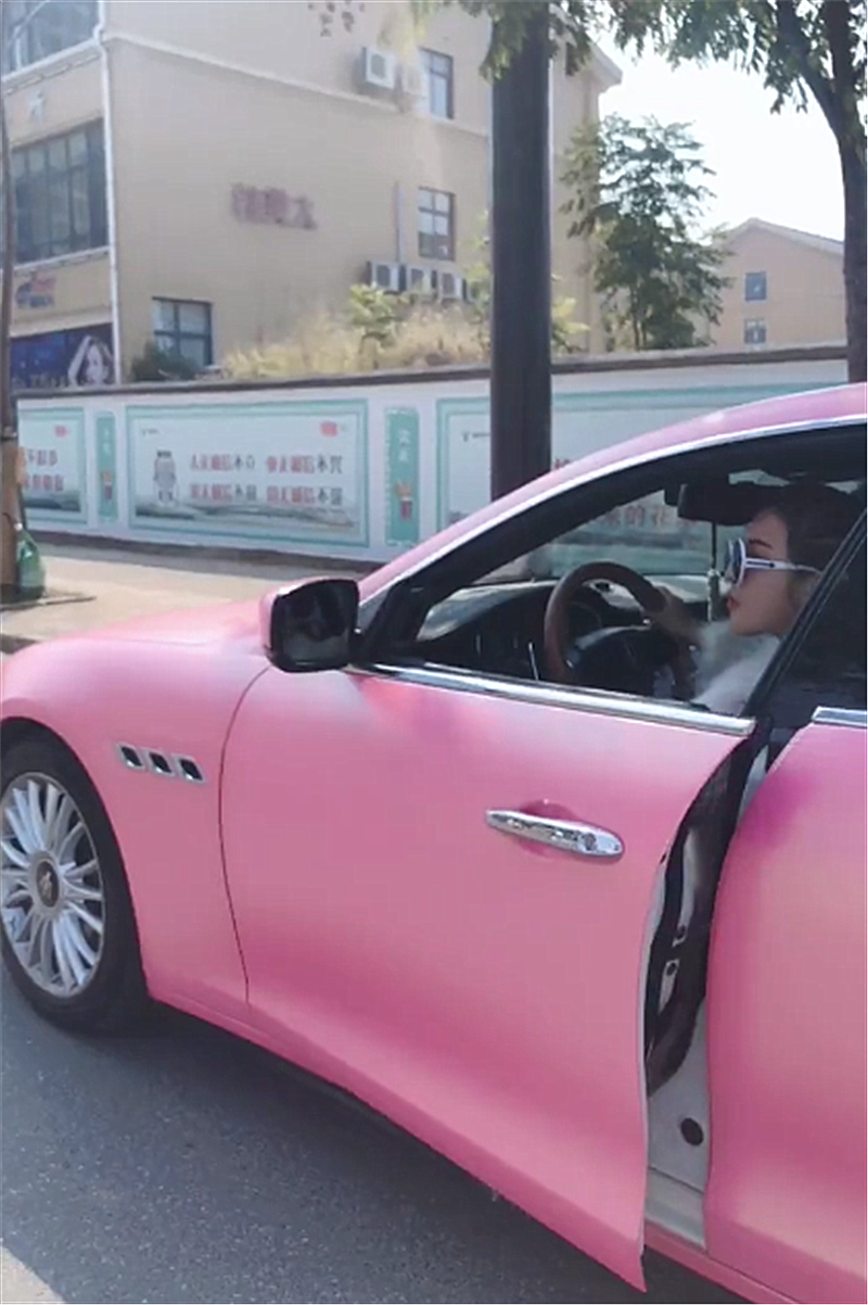 粉色玛莎拉蒂现街头,车主不花20元洗车,却自己洗!网友:节俭