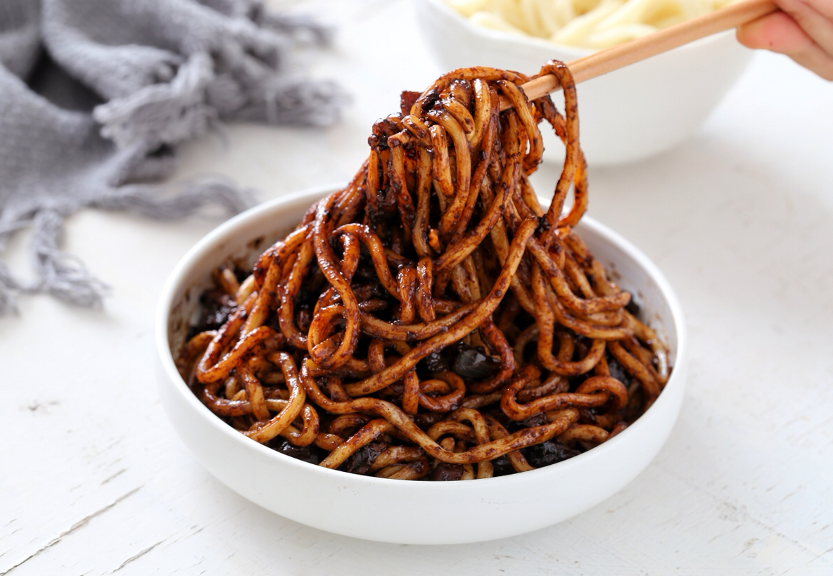 让人垂涎三尺的韩式炸酱面在家就能做色泽诱人香喷喷百吃不厌