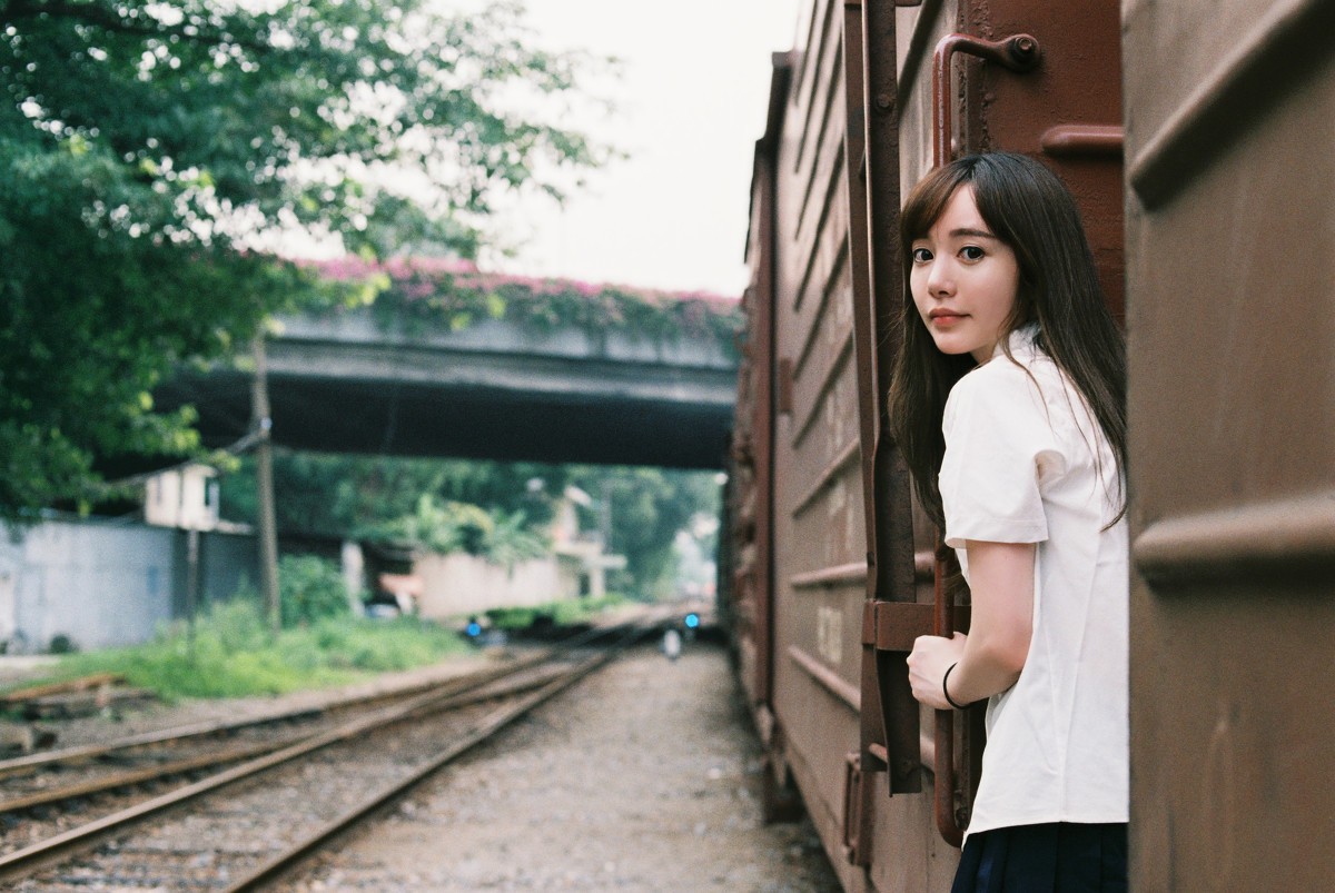 分享美女美图:大眼短裙女孩废弃铁轨写真.