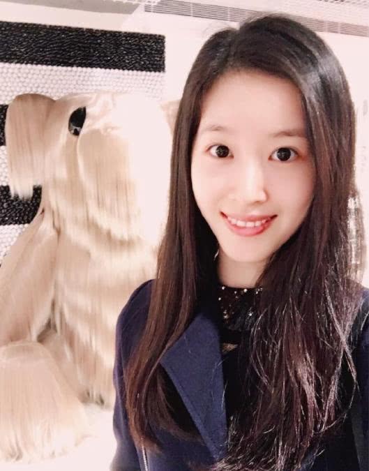 今日章泽天素颜自拍照曝光,章泽天粉丝团在微博中发出了她的素颜自拍