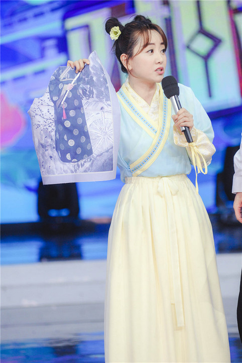 何炅笑点十足 杨蓉身穿俏皮古装哪吒头登《快乐大本营》