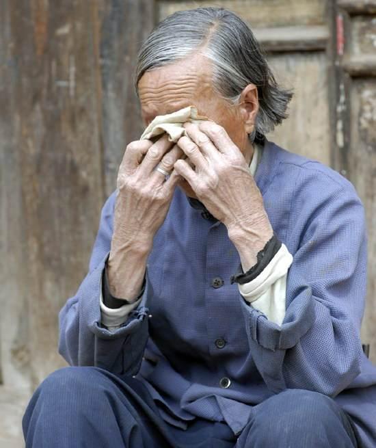 辛苦一辈子养大两个儿子, 老来生病卧床, 他们的做法令人心寒