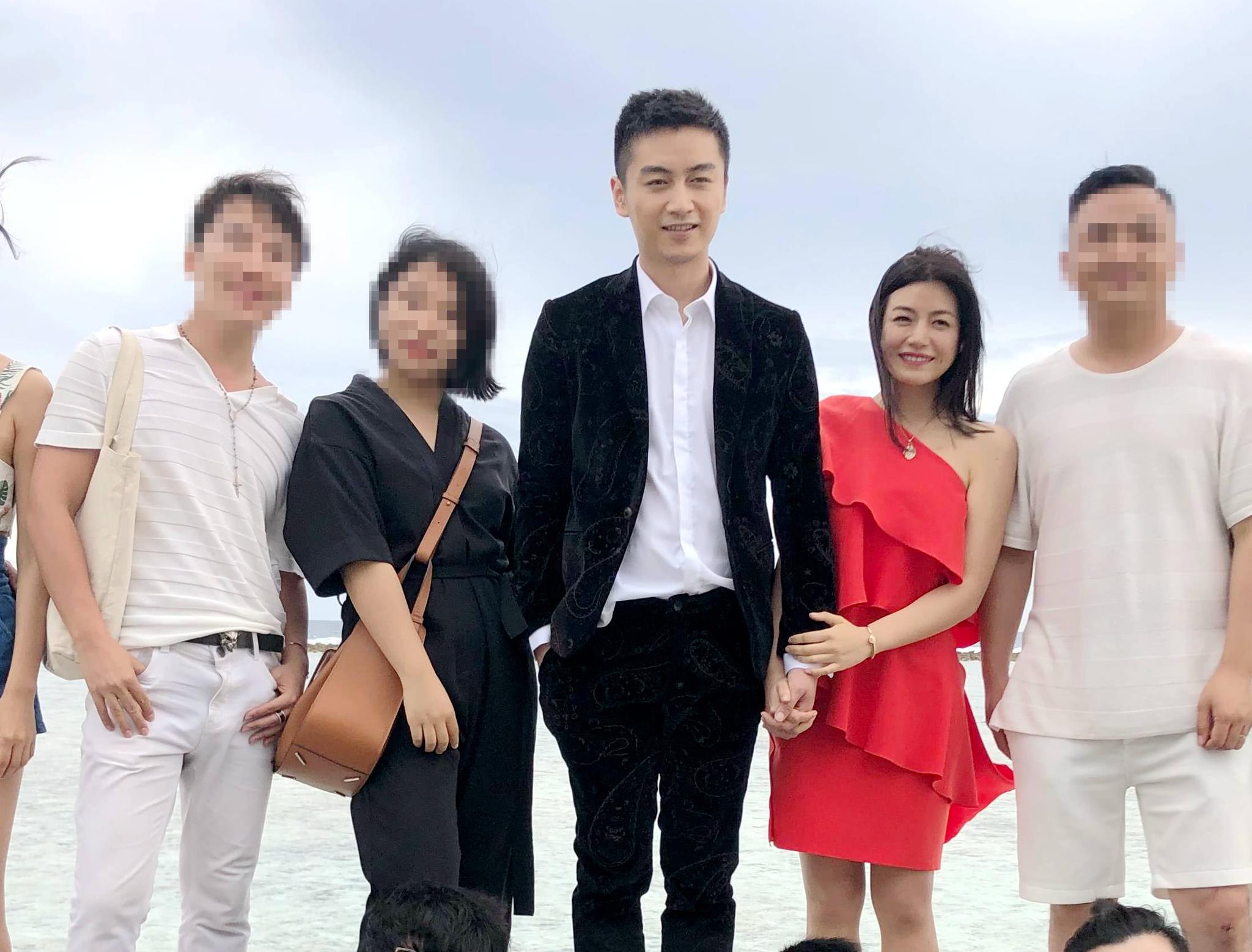 陈晓夫妇恩爱合照十指紧扣还不够陈妍希快要挂在老公身上