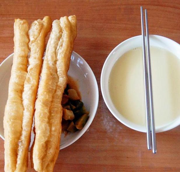 早餐油条,包子吃腻了,试试这个创意新吃法,看着就很有食欲哟