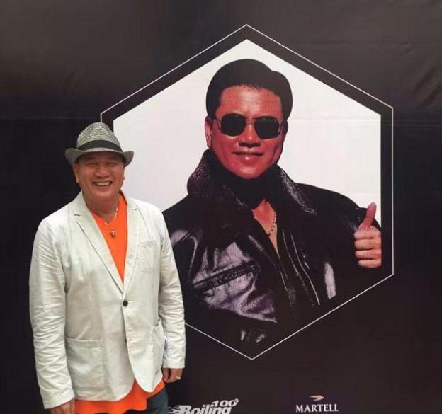 61岁万梓良近照曝光,网友:大哥始终是大哥!儿子正面照太帅了!