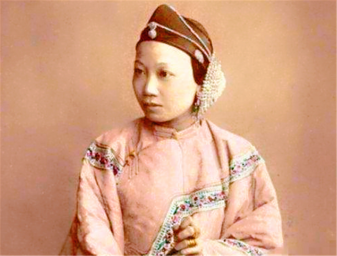 帽子上还镶有翡翠,银饰清朝的平民老太太,白发苍苍,身上没有一点值钱