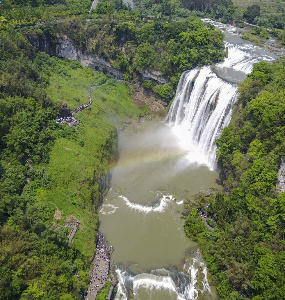 航拍贵州黄果树大瀑布的五一节,很是美丽,收入2,36亿