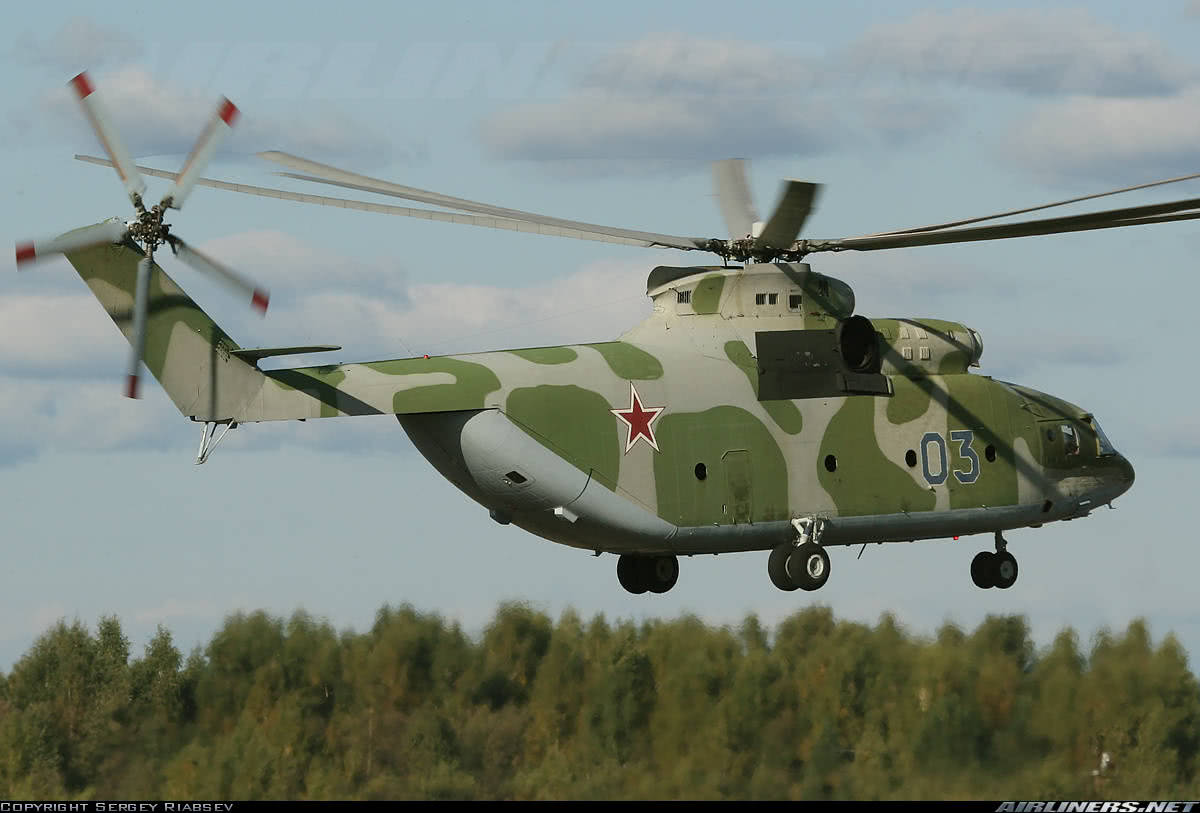 这个场面有种不可描述感,米-26直升机将数十人倒出了舱门