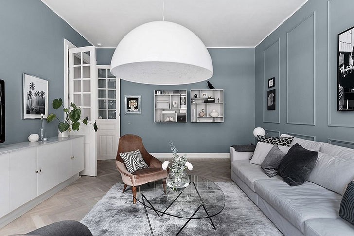 优雅的线条与大胆但凉爽的雾霾蓝墙壁相结合 / 莫兰迪色展现出强大的