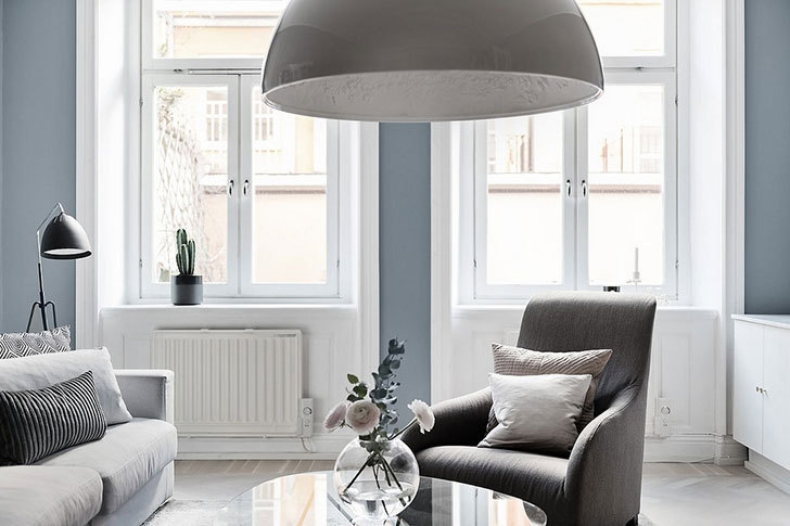 优雅的线条与大胆但凉爽的雾霾蓝墙壁相结合 / 莫兰迪色展现出强大的