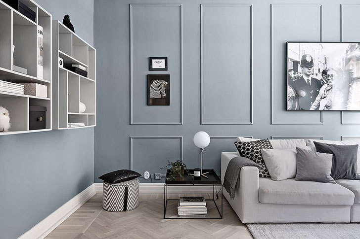 优雅的线条与大胆但凉爽的雾霾蓝墙壁相结合 / 莫兰迪色展现出强大的