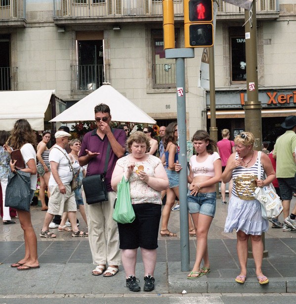 美国摄影师拍摄了一组胖女孩走在街上,身后的人表情亮了