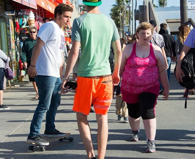 美国摄影师拍摄了一组胖女孩走在街上,身后的人表情亮了