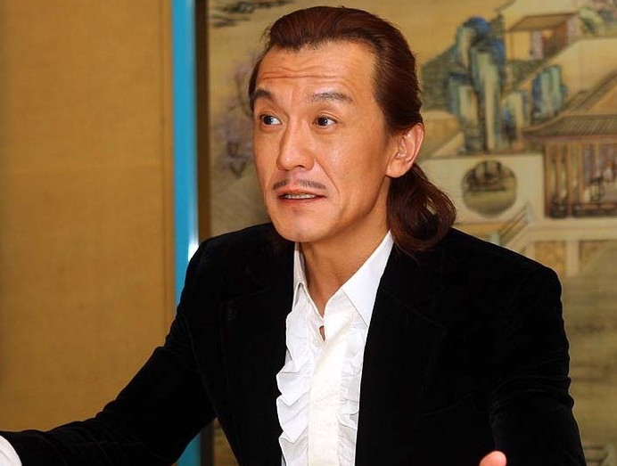 妻子是捧红他的综艺节目制片人,如今退圈却混成这个样子