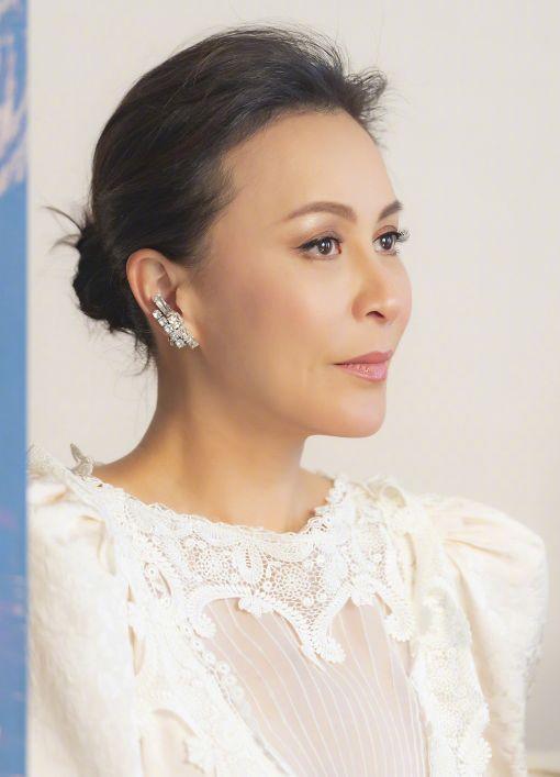 刘嘉玲白色蕾丝上衣搭配皮短裤,美得刷新你三观,侧颜也无可挑剔