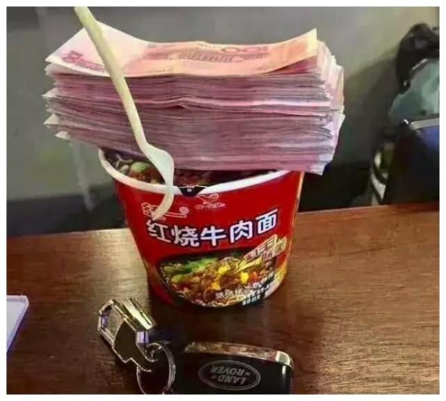 土豪吃方便面照片曝光,鲍鱼方便面太低级,网友:吃面还是炫富