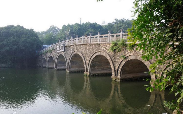 受人欢迎让大家有时间去走一走,比较有名的有湛江"老八景"和湛江"新