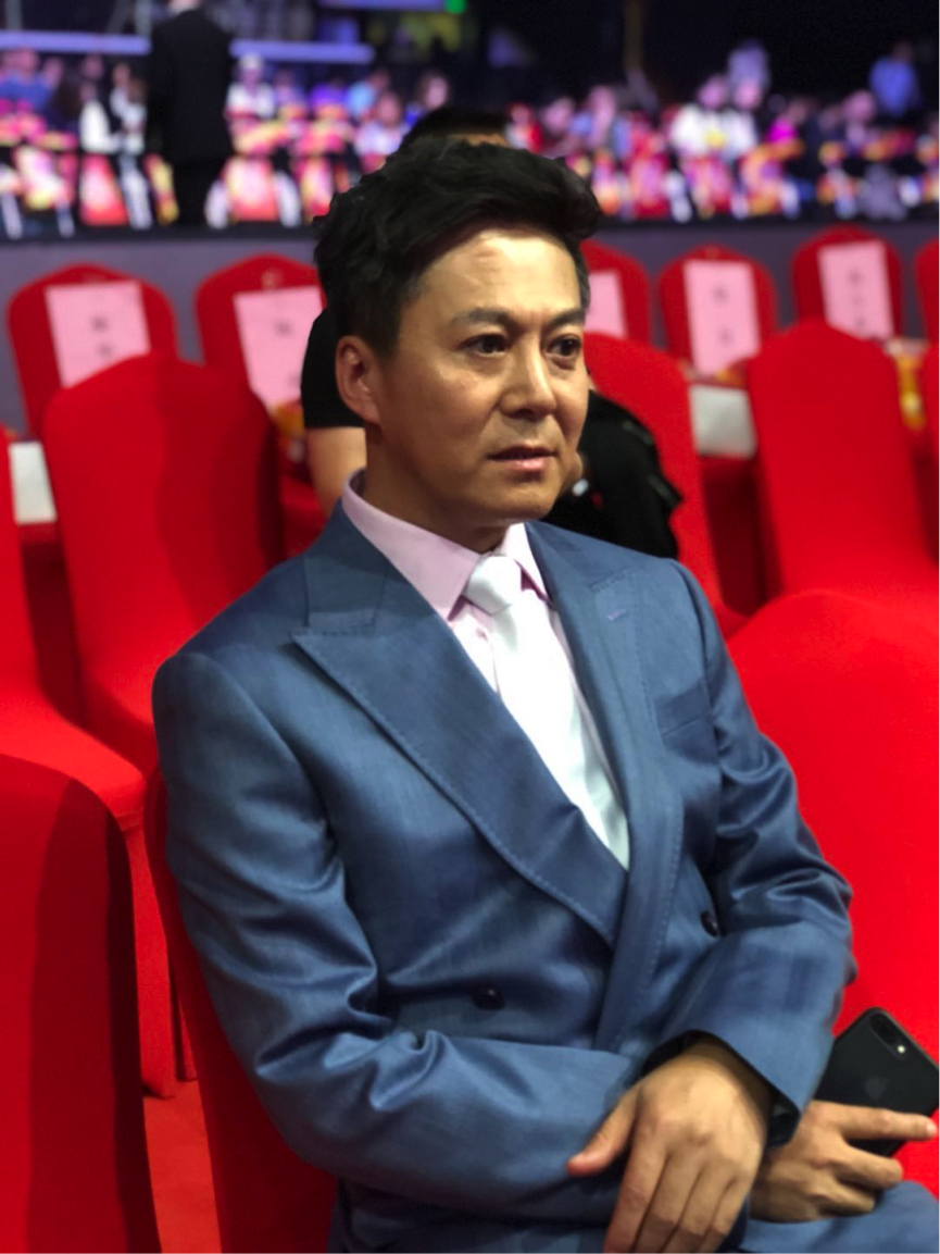 演员郭秋成亮相北京大学生电影节 一身西服帅气十足