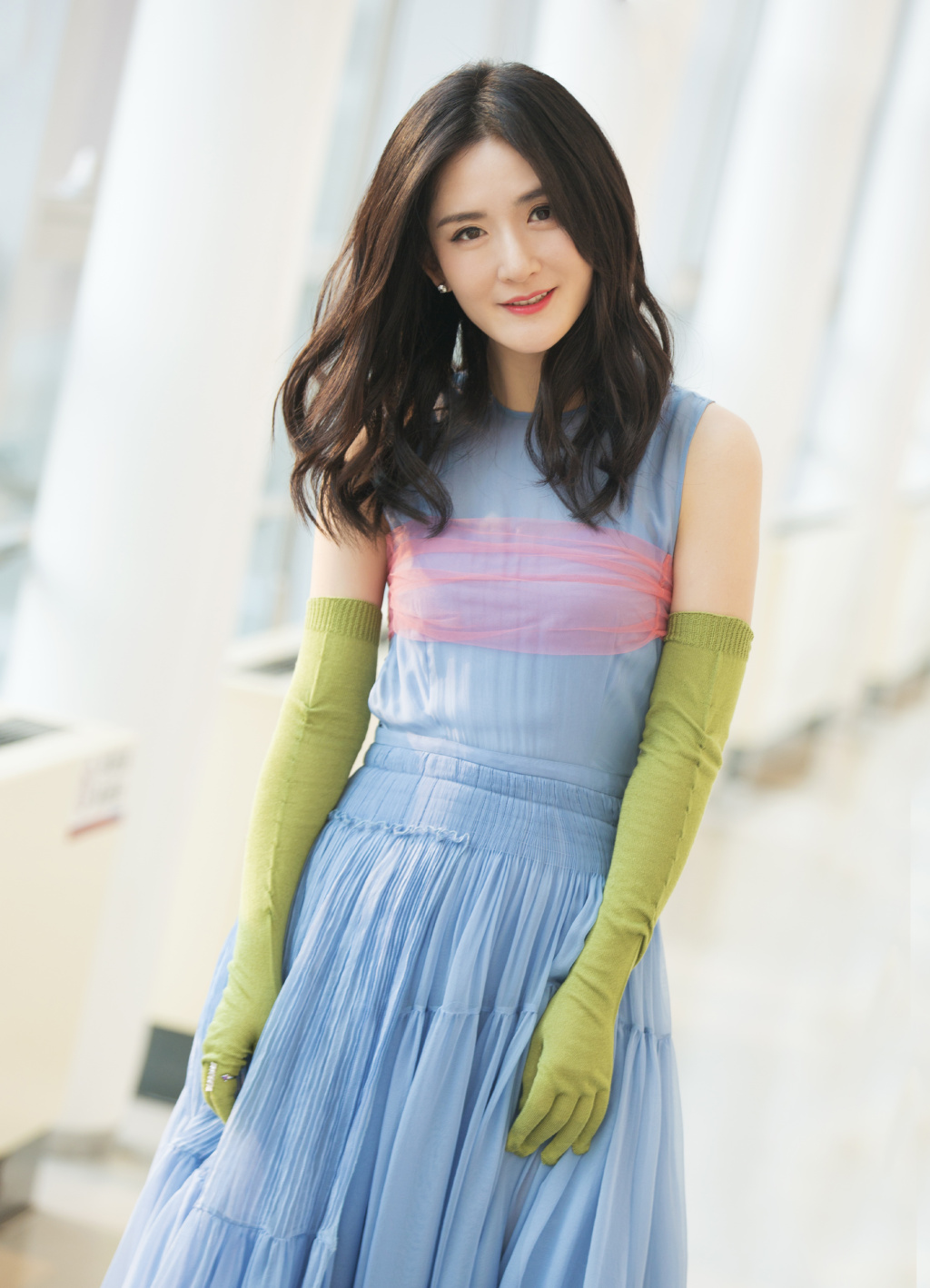 谢娜要闹哪样?蓝裙配绿手套真辣眼,像一只穿蓝衣服的螳螂!