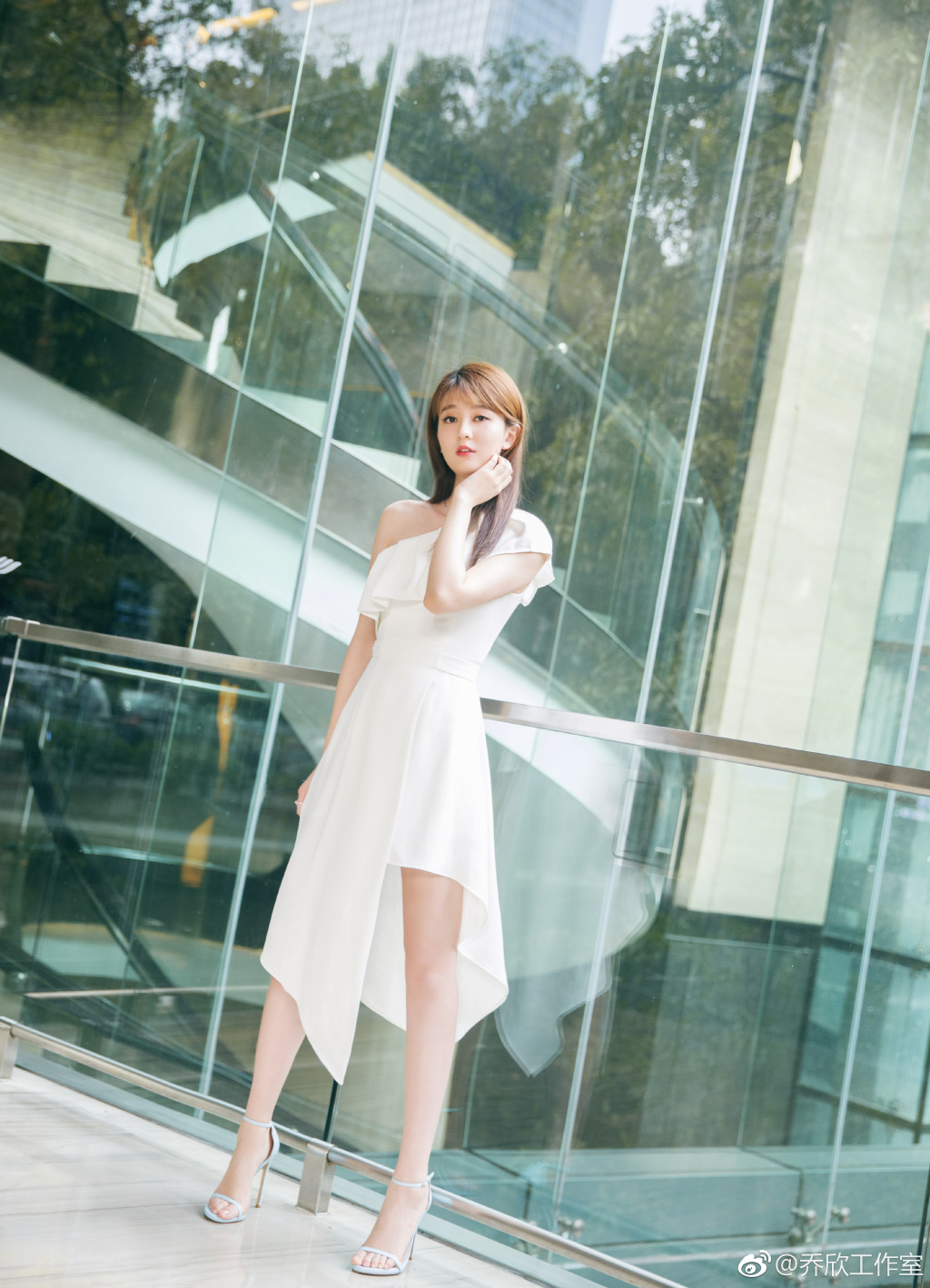 25岁乔欣厉害了!170身高穿黑色吊带超短裙尽显2米气场,美腻了!